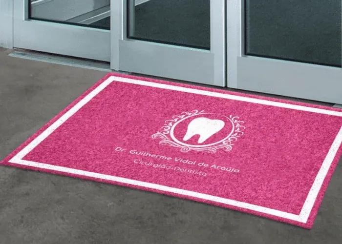 Tapete personalizado com identificação de clínica ou serviço de saúde em Suzano
