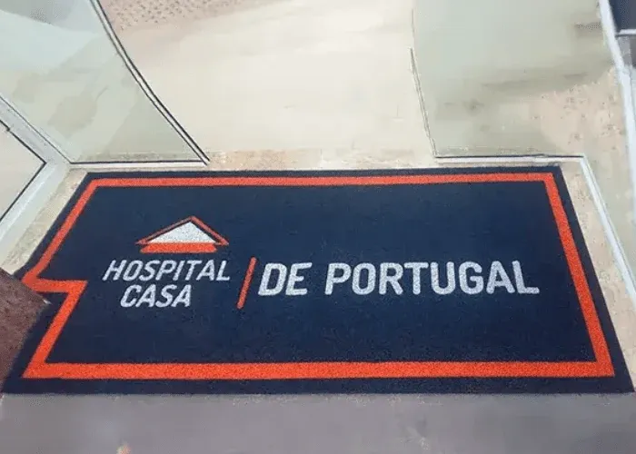 Tapete personalizado com identificação de clínica ou serviço de saúde em Suzano