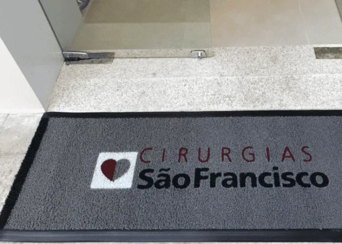 Tapete personalizado com identificação de clínica ou serviço de saúde em Suzano