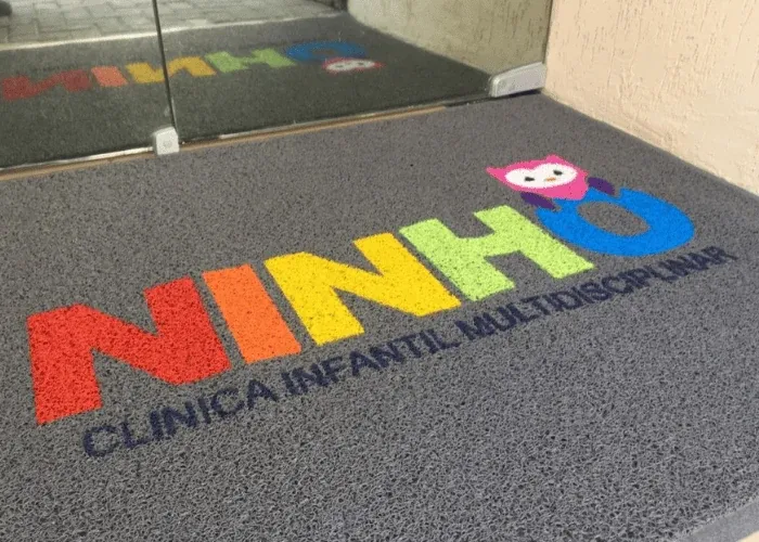 Tapete personalizado com identificação de clínica ou serviço de saúde em Suzano