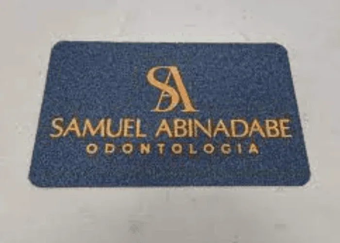 Tapete personalizado com identificação de clínica ou serviço de saúde em Itaquaquecetuba