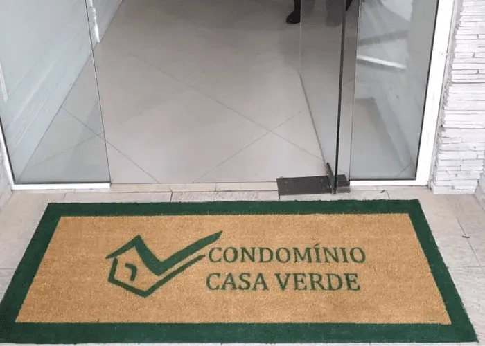 Tapete personalizado com identificação de condomínio em Suzano