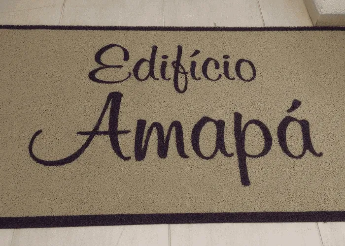 Tapete personalizado com identificação de condomínio em Suzano