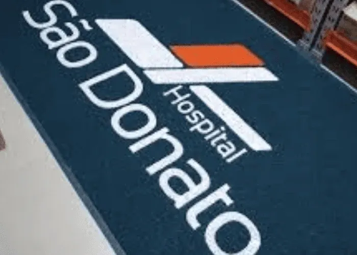 Tapete personalizado com identificação de clínica ou serviço de saúde em São Paulo